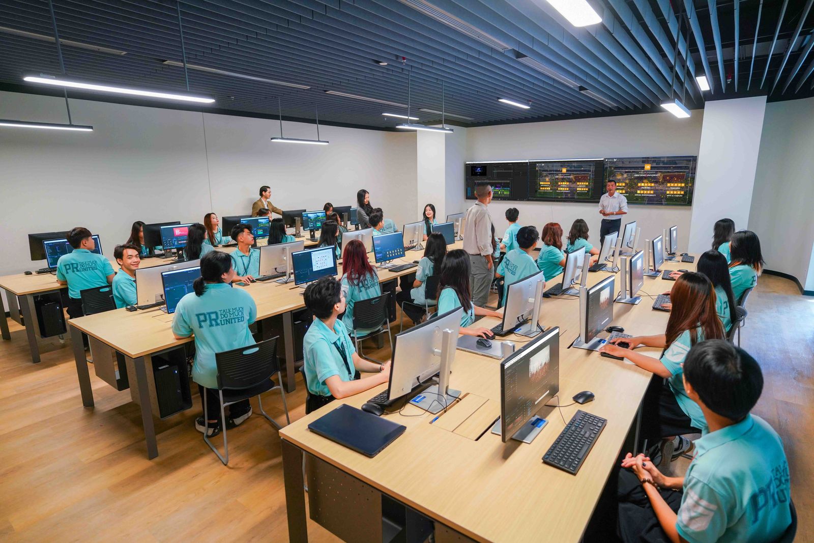 học quan hệ công chúng ra trường làm gì 2